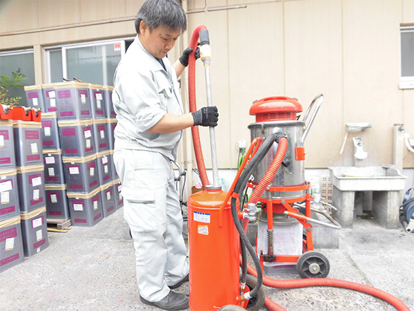 写真：消火器の詰替